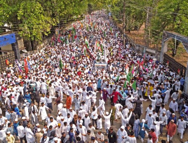 मुर्शिदाबाद में वक्फ कानून के खिलाफ प्रदर्शन करने पर दर्जनों लोगों को गिरफ्तार