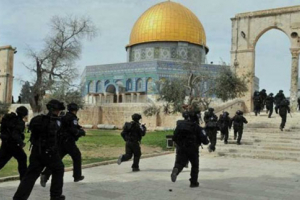 इस्राईली सैनिकों के हमले में मस्जिदुल अक़सा के इमाम सहित कई फ़िलिस्तीनी घायल