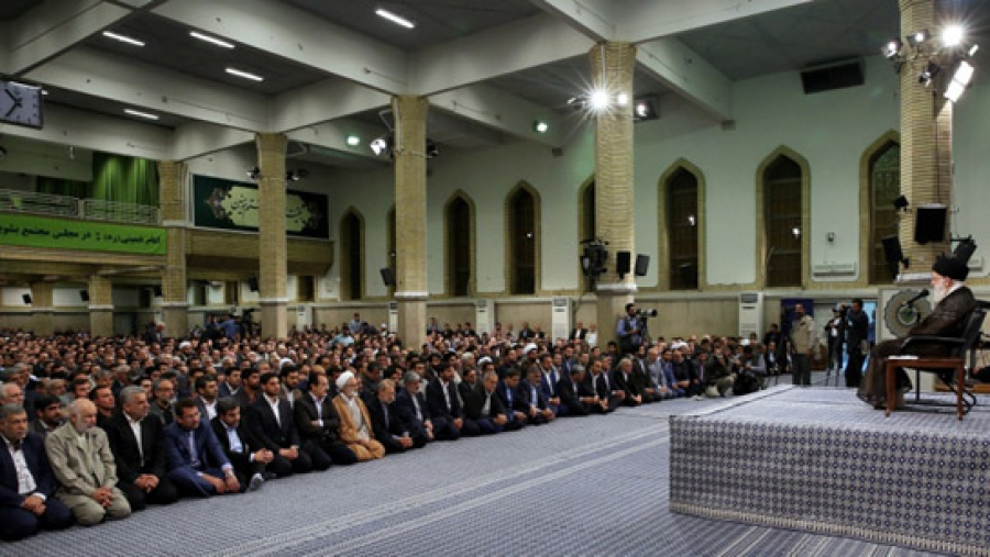 ईरानी जनता किसी के आगे झुकने वाली नहीं हैः वरिष्ठ नेता + फ़ोटो