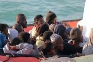 लीबिया के निकट 400 यात्रियों के साथ डूबी नौका