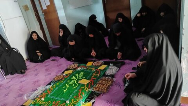 दुश्मनों का लक्ष्य परिवार में औरत के स्थान को कमज़ोर करना