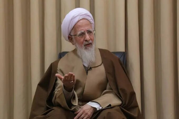 जो अपने माता-पिता को दुःखी करता है, वह अपने आप को माता-पिता का अवज्ञाकारी बनाता है