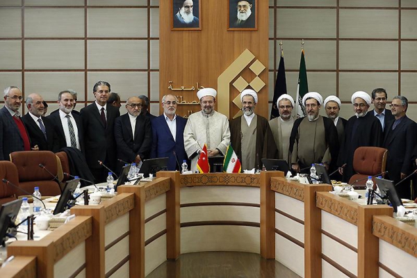 Diyanet İşleri Başkanı Kum Şehrinde Türkiyeli Öğrencileri Ziyaret Etti