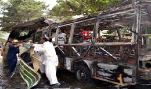 Pakistan&#039;da kız öğrencilerin otobüsüne bombalı saldırı