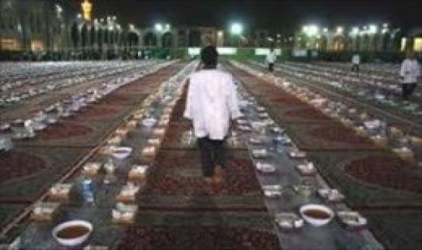 Meşhed kentinde İmam Rıza (a.s) türbesinde 360 bin kişilik iftar sofrası