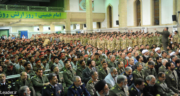 رہبر معظم کی 29 فروردین اور یوم فوج کی آمد کے موقع پر بعض اعلی فوجی کمانڈروں اور اہلکاروں سے ملاقات