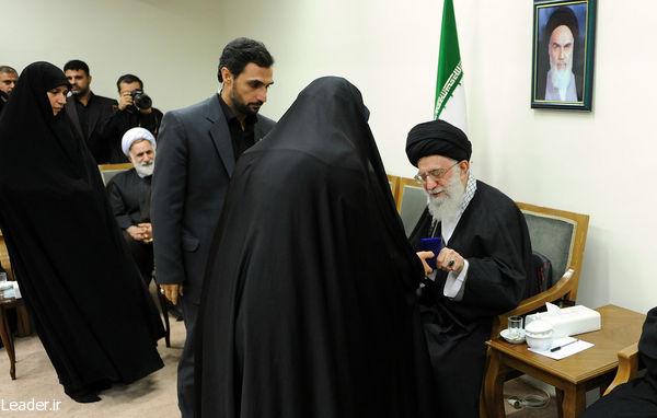 رہبر معظم سے عالمی ووشو میں گولڈ میڈل حاصل کرنے والی ایرانی خاتون کھلاڑی کی ملاقات