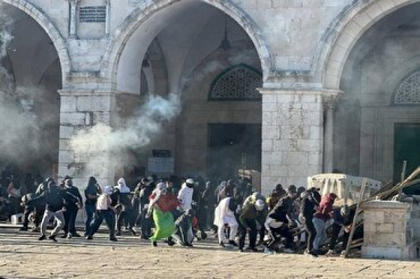 مسجد اقصی میں فلسطینی نمازیوں اور اسرائیلی فورسز میں شدید جھڑپیں