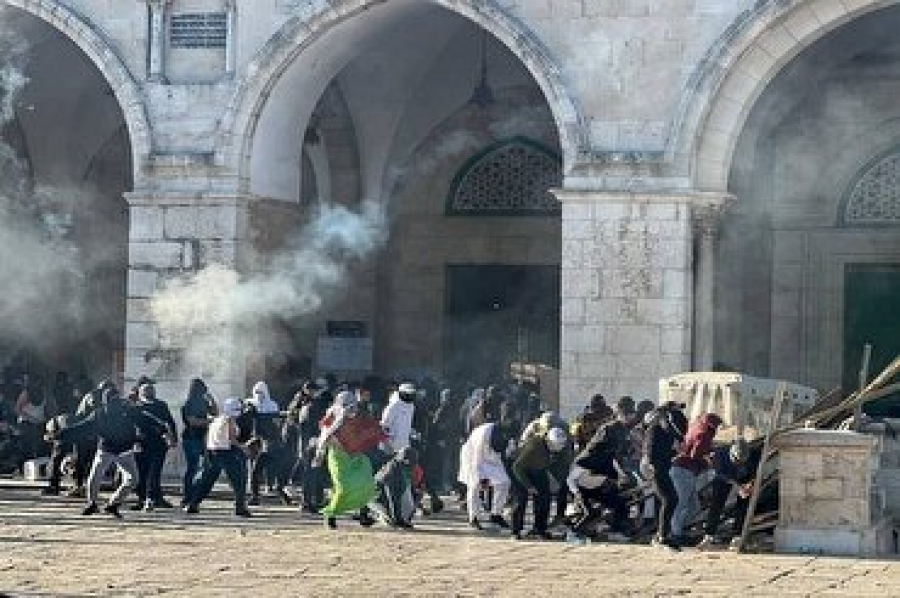مسجد اقصی میں فلسطینی نمازیوں اور اسرائیلی فورسز میں شدید جھڑپیں