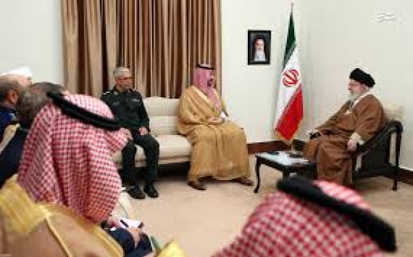 خالد بن سلمان نے سعودی عرب کے بادشاہ کا پیغام رہبر انقلاب اسلامی کو پیش کیا