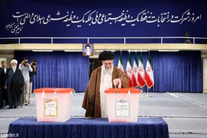 رہبر انقلاب اسلامی نے حسینیہ امام خمینی(رہ) میں اپنا ووٹ کاسٹ کیا