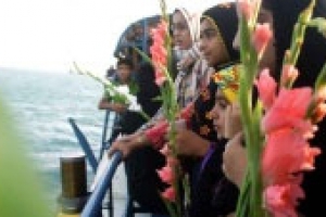 خلیج فارس میں ایرانی ایئربس کے مسافروں کی جائے شہادت پر پھول نچھاور کئے گئے