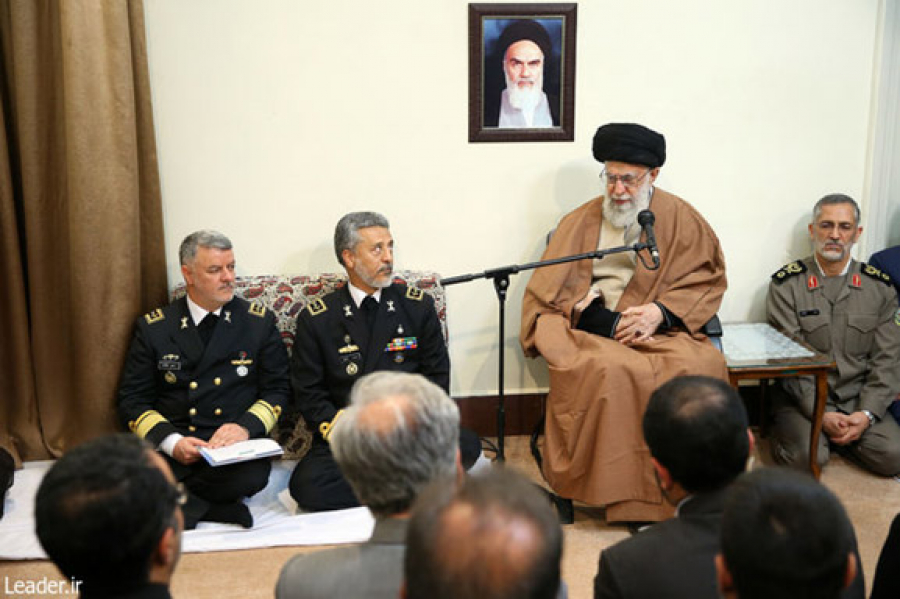 بحریہ کے کمانڈروں سے قائد انقلاب اسلامی کی ملاقات:  کھلے سمندروں میں بحریہ کی موجودگی بدستور جاری رہے۔