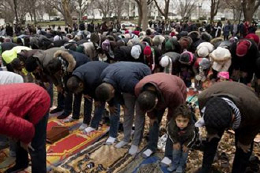 سینکڑوں مسلمانوں کی وائٹ ہاوس کےسامنےنمازجمعہ کی ادائیگی