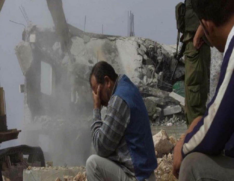 صیہونی درندوں کے ہاتھوں فلسطینی شہری اپنے گھر کو مسمار کرنے پر مجبور