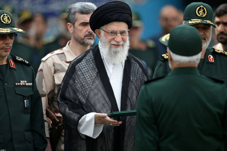 قائد انقلاب اسلامی: امریکہ کی معاندانہ پالیسیوں کی وجہ سے ایرانی سپاہ کی عزت و عظمت دوچنداں ہوگئی