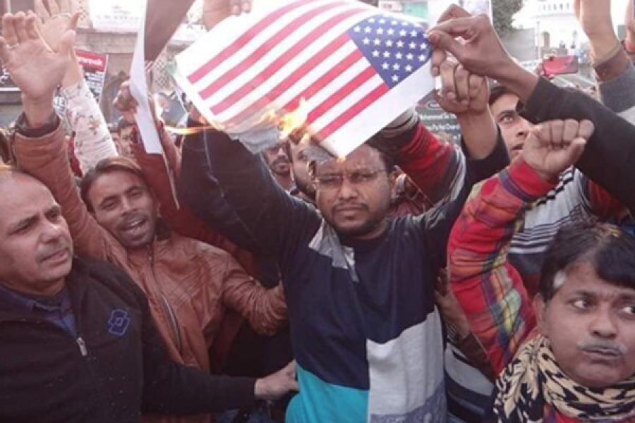 ہندوستان اور پاکستان میں مظاہرین نے امریکی پرچم کو آگ لگا دی