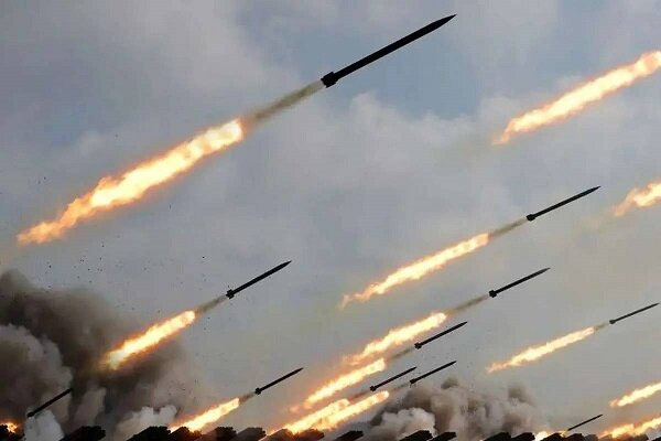 امریکی و صہیونی اہداف پر برق رفتار حملے؛ دشمن کے درجنوں ڈرون تباہ