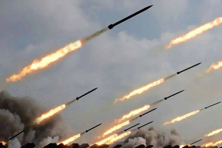 امریکی و صہیونی اہداف پر برق رفتار حملے؛ دشمن کے درجنوں ڈرون تباہ