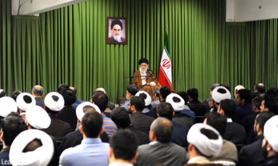 رہبر انقلاب اسلامی: امریکی صدر کی احمقانہ رفتار اور پاگل پن کے باعث ہمیں امریکی مکر و فریب سے غافل نہیں رہنا چاہیے